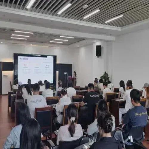 涂丽娜经理主持培训开场