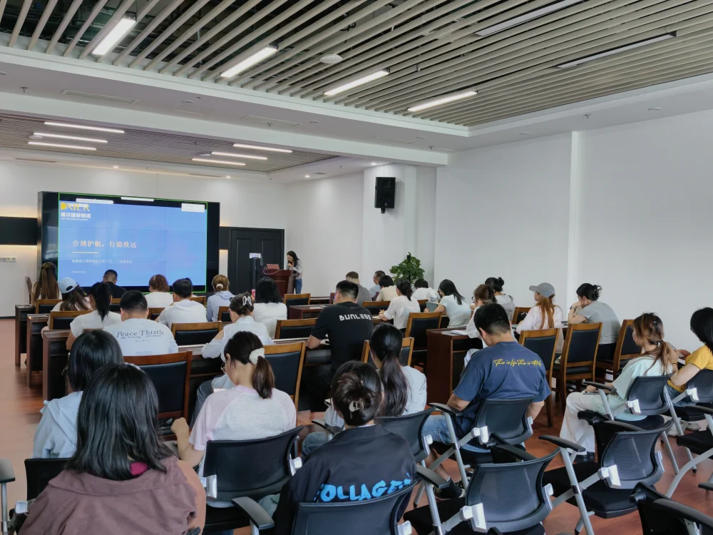 培训现场员工专注学习
